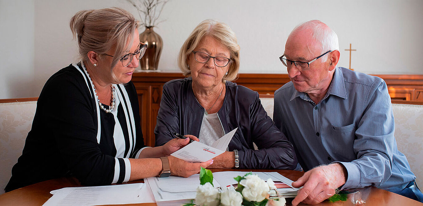 Bestatter in einfühlsamer Beratung zu Bestattungsvorsorge