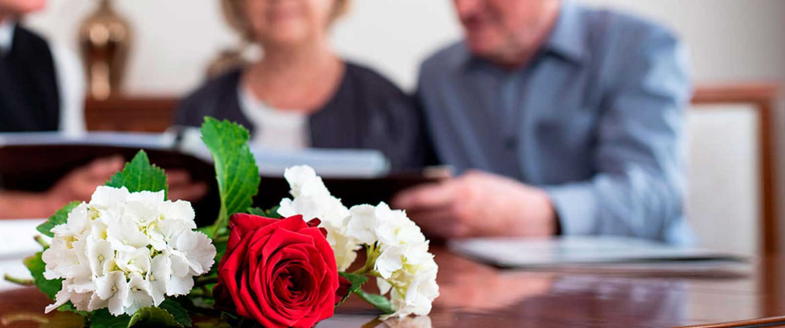 Bestatter in einfühlsamer Beratung im Trauerfall