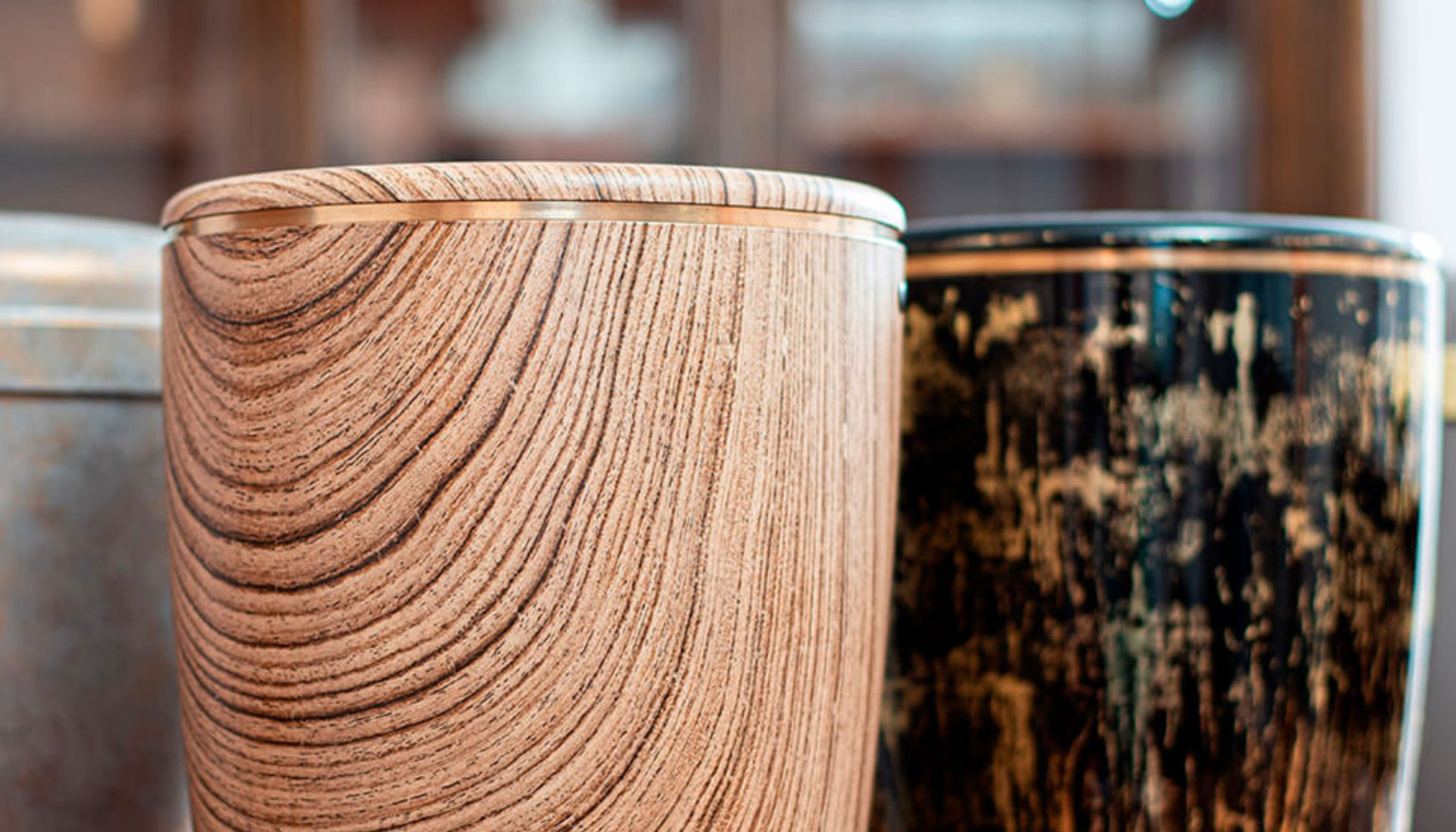 Detailaufnahme schöner hölzerner Urnen